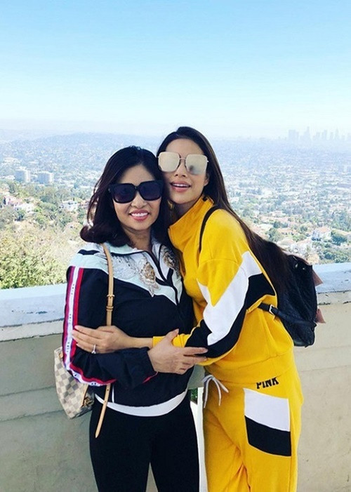 Mẹ Phạm Hương hiện tại có cuộc sống sung túc, không thiếu thốn thứ gì. Ảnh: Instagram.