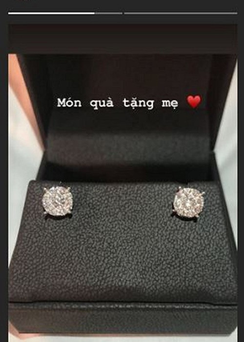 Phạm Hương từng tặng mẹ đôi khuyên tai đính đá quý giá trị để báo hiếu Ảnh: Instagram.