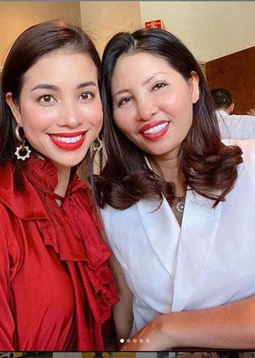 Mẹ đẻ của Phạm Hương ăn mặc sành điệu, trẻ trung. Ảnh: Instagram.