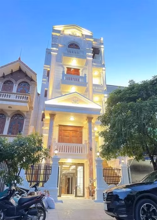 Tháng 11/2022, mẹ ruột của Hoa hậu Phạm Hương khoe biệt thự hoành tráng ở Hải Phòng. Ảnh: Bảo Vệ Công Lý.