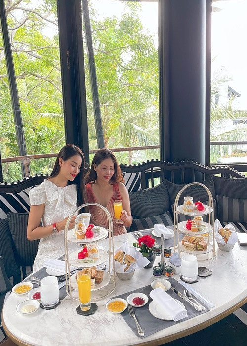 Mỗi lần từ Mỹ về Việt Nam, nàng hậu lại đưa mẹ ruột đi nghỉ dưỡng. Ảnh: Instagram.