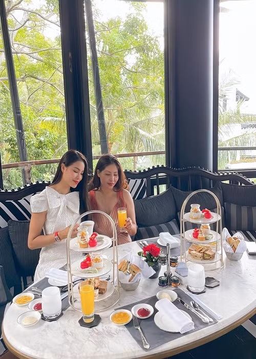 Mỗi lần từ Mỹ về Việt Nam, nàng hậu lại đưa mẹ ruột đi nghỉ dưỡng. Ảnh: Instagram.