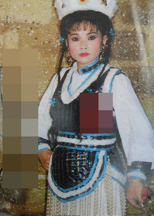 Hồng Nhung là nghệ sĩ cải lương. Theo Phụ Nữ Việt Nam, bà được khen hát hay từ năm 8 tuổi. 12 tuổi, Hồng Nhung được mẹ cho đi học ca cải lương. 14 tuổi, bà theo anh trai Vũ Linh đi hát ở đoàn An Giang Khánh Hồng. Ảnh: Yan.