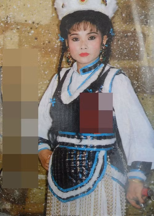 Hồng Nhung là nghệ sĩ cải lương. Theo Phụ Nữ Việt Nam, bà được khen hát hay từ năm 8 tuổi. 12 tuổi, Hồng Nhung được mẹ cho đi học ca cải lương. 14 tuổi, bà theo anh trai Vũ Linh đi hát ở đoàn An Giang Khánh Hồng. Ảnh: Yan.