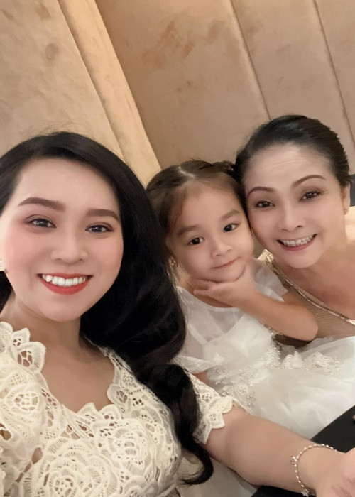 Ở tuổi 60, em gái Vũ Linh có cuộc sống an yên bên con gái và cháu ngoại. Ảnh: Yan.