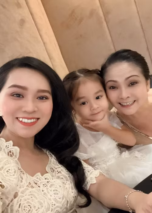 Ở tuổi 60, em gái Vũ Linh có cuộc sống an yên bên con gái và cháu ngoại. Ảnh: Yan.