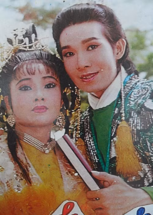 Em gai NSUT Vu Linh: Hon nhan lan dan, som gia tu san khau