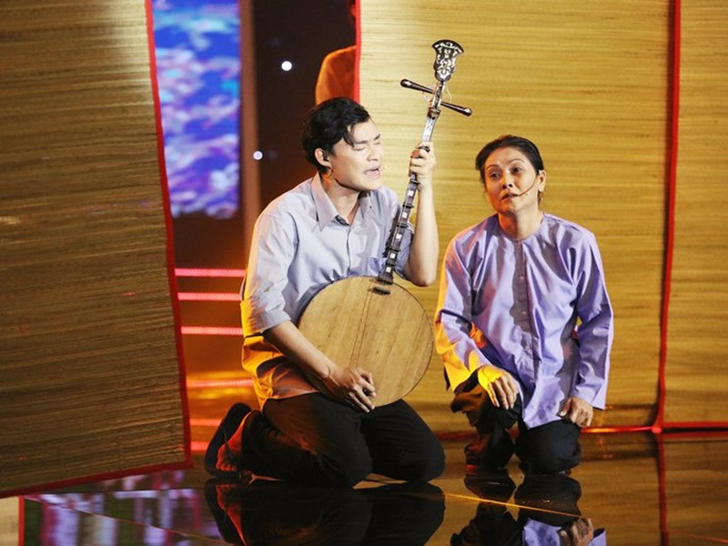 Vài năm trở lại đây, nghệ sĩ cải lương Hồng Nhung góp mặt trong một số gameshow. Trong ảnh, bà trợ diễn cho tiết mục của thí sinh Lê Nguyễn Trường Giang trong Sao nối ngôi năm 2017. Ảnh: Người Lao Động.