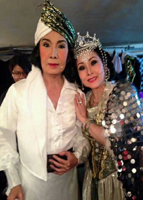 Theo Zing, Vũ Linh đưa Hồng Nhung về các đoàn hát Sài Gòn để nâng đỡ. Ông không lăng xê em gái thành công bởi khán giả cải lương không muốn người thân đóng cặp. Vì vậy, dù sở hữu nhan sắc xinh đẹp cùng giọng ca ngọt như mía lùi, Hồng Nhung chỉ đóng vai phụ, đào nhì. Ảnh: Yan.