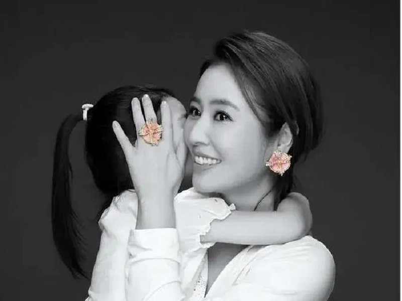 Cách đây ít ngày, Lâm Tâm Như lần đầu công khai xuất hiện cùng con trong một dự án từ thiện. Ảnh: Phụ Nữ Việt Nam.