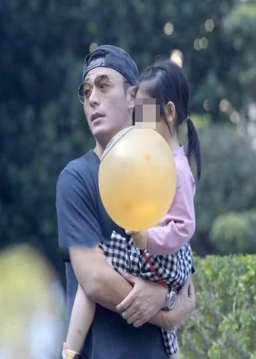 Vợ chồng Hoắc Kiến Hoa chiều chuộng con gái. Ảnh: Weibo.