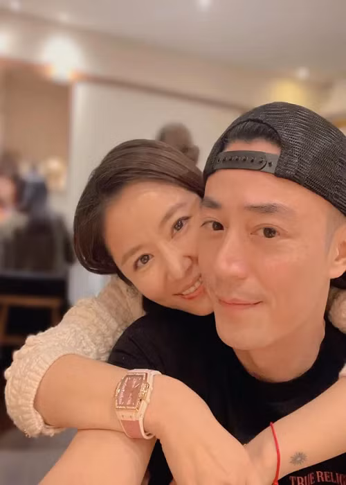 7 năm qua, tình cảm của Lâm Tâm Như và chồng trẻ luôn mặn nồng. Cả hai thường "trốn con" đi hẹn hò. Ảnh: Phụ Nữ Việt Nam.