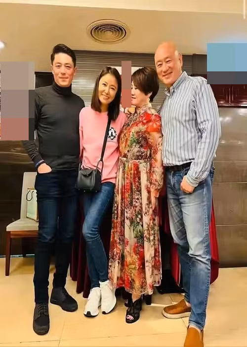 Sau khi kết hôn, có con, Hoắc Kiến Hoa từ chối nhiều lời mời đóng phim để giúp Lâm Tâm Như chăm sóc con gái khi cô bận rộn. Ảnh: Dân Trí.