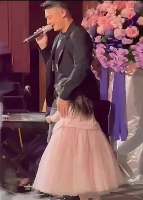 Lâm Tâm Như tiết lộ, Hoắc Kiến Hoa thường nói với con: "Ra đây bố thơm, lại cái nữa, cái nữa nào". Ảnh: KKNews.