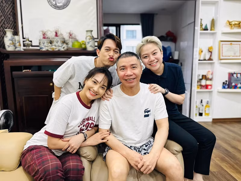 Bảo Thanh, Bảo Hân và Quang Anh đến thăm nghệ sĩ Công Lý vào một ngày cuối tuần.