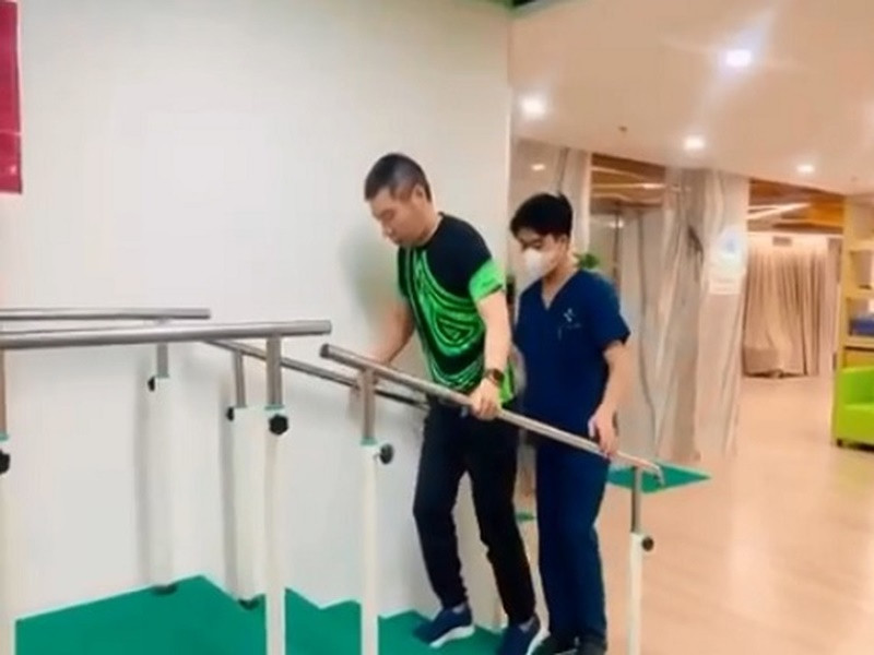 Gần đây, Ngọc Hà chia sẻ các clip Công Lý tích cực tập luyện. Anh leo cầu thang, đạp xe.