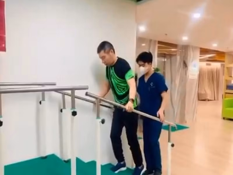 Gần đây, Ngọc Hà chia sẻ các clip Công Lý tích cực tập luyện. Anh leo cầu thang, đạp xe.