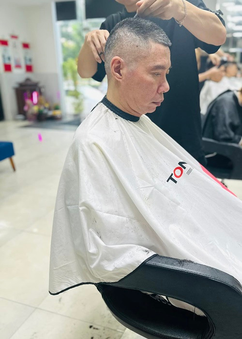 Gần đây, Công Lý ra tiệm cắt tóc làm đẹp.