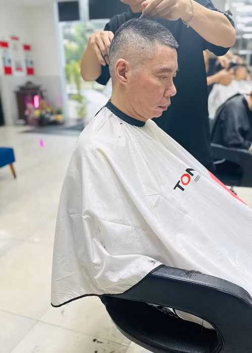 Gần đây, Công Lý ra tiệm cắt tóc làm đẹp.