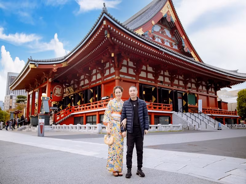  NSND Công Lý bị đột quỵ cách đây 2 năm. Sau khi ra viện, nam nghệ sĩ từng vài lần sang Nhật Bản để điều trị bệnh. Người luôn bên cạnh Công Lý là bà xã của anh - Ngọc Hà.