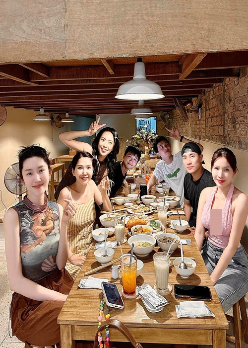 Khi rảnh rỗi, Kiều Minh Tuấn gặp gỡ bạn bè, đồng nghiệp thân thiết. Trong ảnh, nam diễn viên hội ngộ Thúy Ngân, Khả Như.