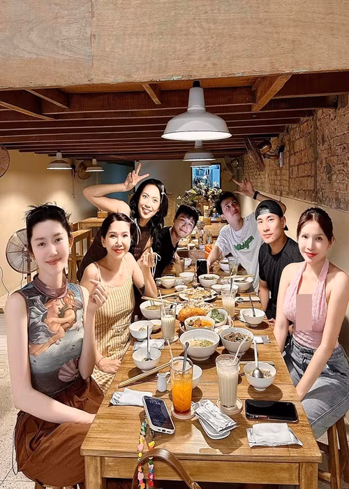 Khi rảnh rỗi, Kiều Minh Tuấn gặp gỡ bạn bè, đồng nghiệp thân thiết. Trong ảnh, nam diễn viên hội ngộ Thúy Ngân, Khả Như.