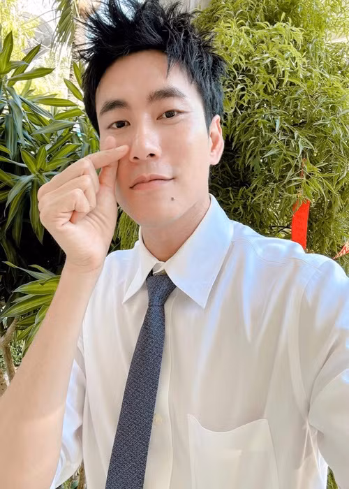 Khi cắt tóc ngắn và không để râu, tình cũ Cát Phượng được khen trẻ trung.