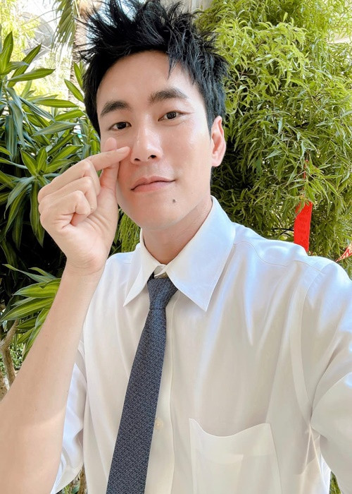 Khi cắt tóc ngắn và không để râu, tình cũ Cát Phượng được khen trẻ trung.