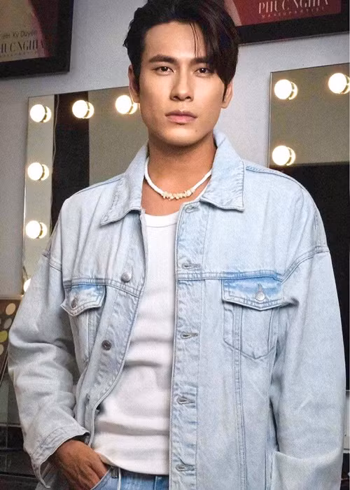 Kiều Minh Tuấn chỉ chú tâm cho công việc.