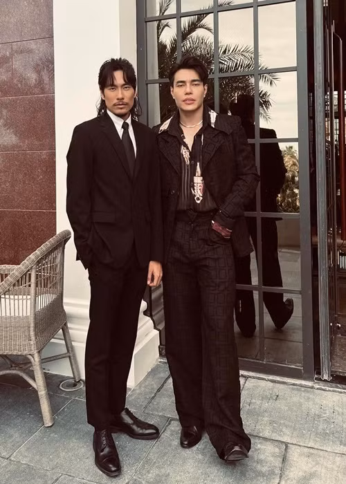 Chia sẻ về ngoại hình bị chê già, Kiều Minh Tuấn cho hay: "Đợt đó tôi đang tham gia một phim điện ảnh. Sau khi dự đám cưới của hai em xong sẽ quay lại đoàn để tiếp tục các cảnh quay còn lại. Vậy nên tôi cần giữ nguyên tạo hình để hôm sau ra lại set quay".