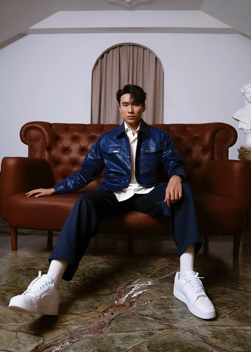 Phong cách của Kiều Minh Tuấn được nhận xét sành điệu, năng động hơn sau khi chia tay Cát Phượng. Theo nam diễn viên, anh có stylist và em gái hỗ trợ về phong cách thời trang.