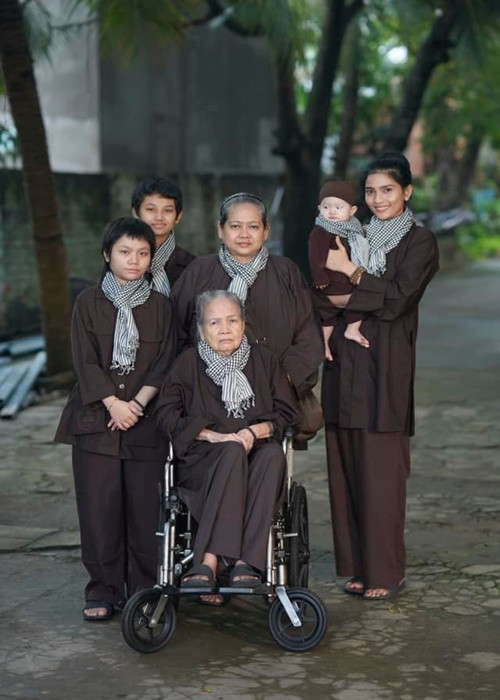 Trương Thị May có ít bạn bè. Thời gian chủ yếu của cô dành cho công việc và gia đình. “Tôi không tiếp xúc nhiều với môi trường showbiz”, người đẹp chia sẻ.