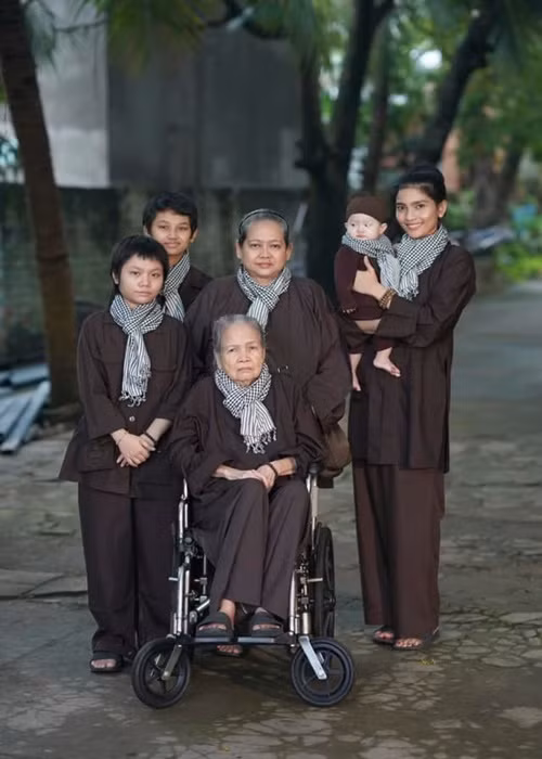 Trương Thị May có ít bạn bè. Thời gian chủ yếu của cô dành cho công việc và gia đình. “Tôi không tiếp xúc nhiều với môi trường showbiz”, người đẹp chia sẻ.