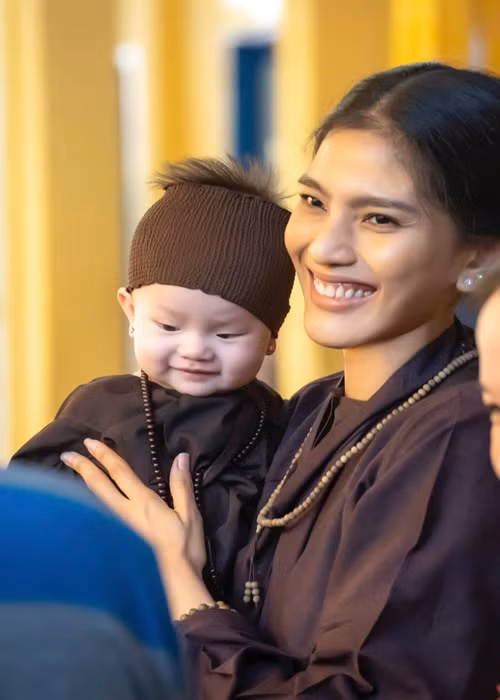 Con gái của Trương Thị May đáng yêu, hay cười.