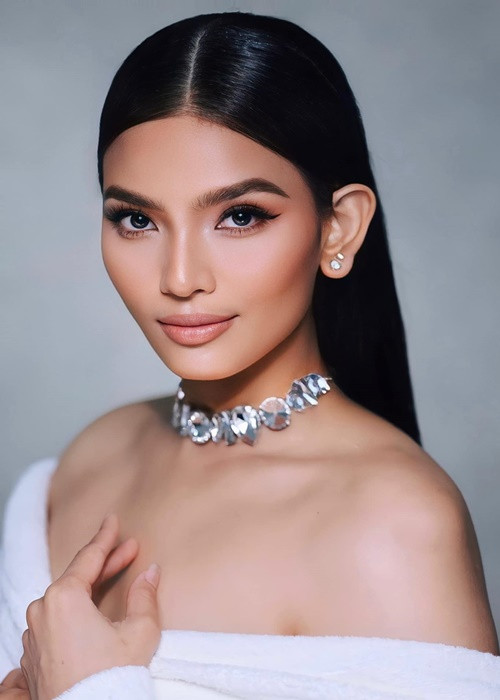 Khi được hỏi cưới, Trương Thị May mới 22 tuổi. Người đẹp nghĩ rằng còn sớm quá để nghĩ đến chuyện lập gia đình nên cô đã cảm ơn và từ chối.