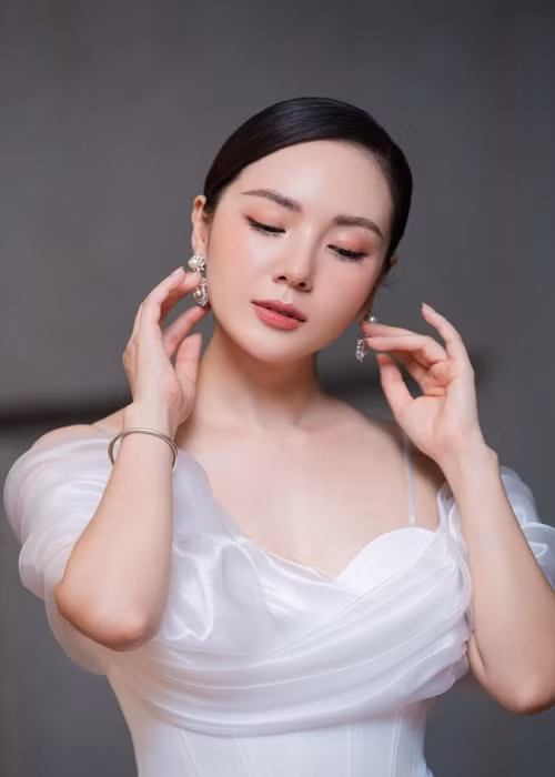Khi còn nhỏ, Phương Linh được bố mẹ cho đi học hát ở Nhà Văn hóa Thiếu nhi tỉnh Thanh Hóa. Tuy nhiên, bố mẹ Phương Linh lại ngăn cản cô theo nghiệp ca hát khi trưởng thành. Năm 18 tuổi, Phương Linh thi Đại học Sư phạm theo lời bố mẹ song nữ ca sĩ trượt. Ảnh: FBNV.