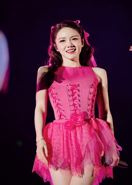 Năm 2007, khi 17 tuổi, Phương Ly tham gia Vietnam Idol. Cô dừng chân ở top 30 mùa giải này. Ảnh: FBNV.