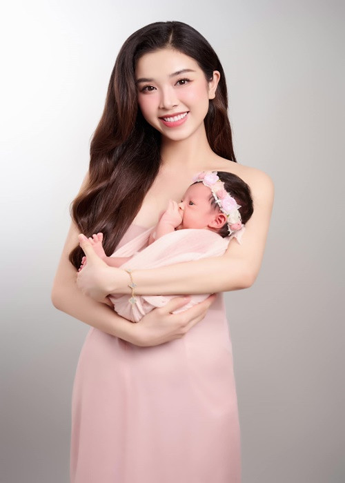 Nàng á hậu tâm sự: "Quốc tế thiếu nhi đầu tiên của con gái yêu. Ba mẹ chụp ké thôi. Mau ăn chóng lớn năm sau dẫn em đi chơi nhé".