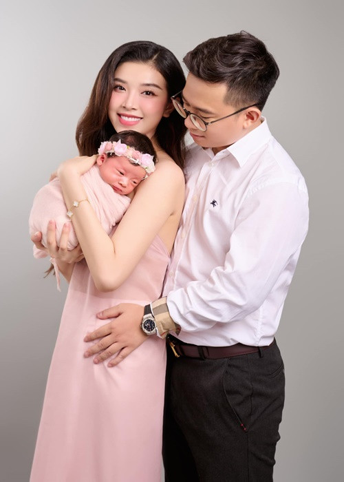 Thúy An hạnh phúc bên chồng và con gái nhỏ.