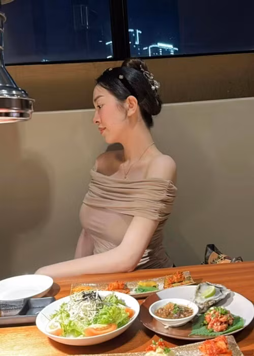 Sau khi sinh nở, Á hậu 2 Hoa hậu Việt Nam 2018 nhanh chóng lấy lại vóc dáng thon gọn.