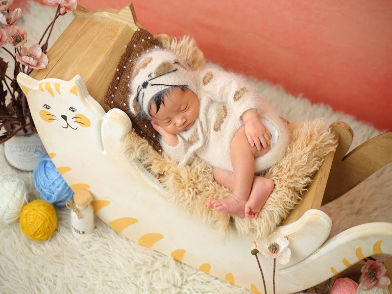 Con gái Thúy An chụp ảnh nghệ thuật.