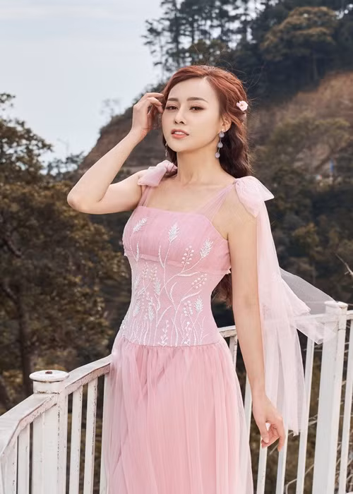 Phương Oanh đăng ký kết hôn với bạn trai doanh nhân sau 1 năm công khai hẹn hò. Ảnh: FBNV.