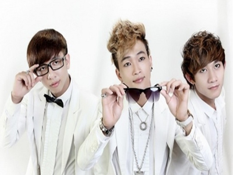 Nhóm nhạc HKT gồm Lý Tuấn Kiệt, TiTi và Hồ Gia Hùng, được thành lập vào năm 2005. Dù có phong cách thời trang quái dị, màu mè cùng giọng hát nửa mùa, nhóm vẫn đắt show hội chợ. Ảnh: Zing