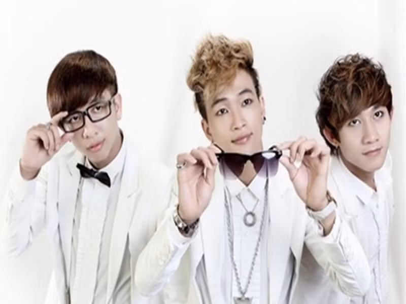 Nhóm nhạc HKT gồm Lý Tuấn Kiệt, TiTi và Hồ Gia Hùng, được thành lập vào năm 2005. Dù có phong cách thời trang quái dị, màu mè cùng giọng hát nửa mùa, nhóm vẫn đắt show hội chợ. Ảnh: Zing