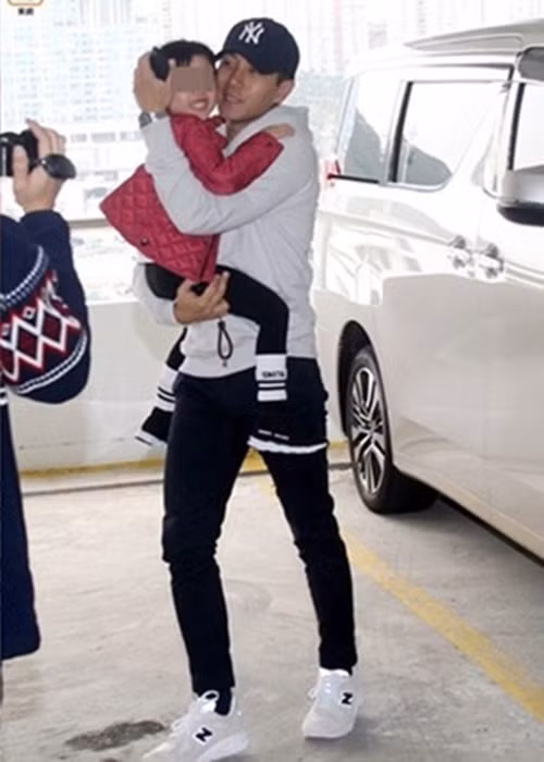 Hậu ly hôn, Lưu Khải Uy thường từ chối những lời mời đóng phim tại đại lục để bù đắp cho Tiểu Gạo Nếp. Ngoài ra, nam diễn viên luôn có mặt trong các sự kiện quan trọng của con gái như sinh nhật, các buổi biểu diễn ở trường. Ảnh: Zing