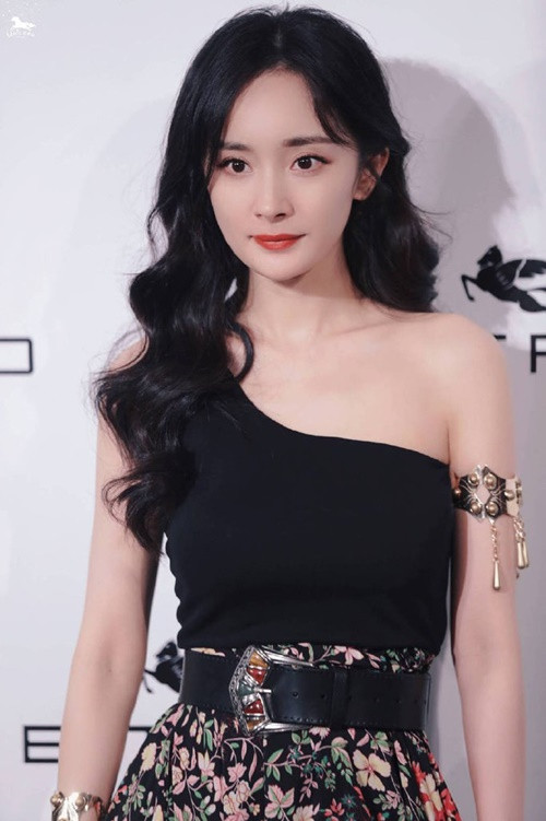 Hậu ly hôn, Dương Mịch đắt show quảng cáo, làm người mẫu, đóng phim, tham gia gameshow. Tháng 5 vừa qua, sau gần 10 năm gắn bó, Dương Mịch rời công ty giải trí Gia Hành. Ảnh: Người Lao Động.