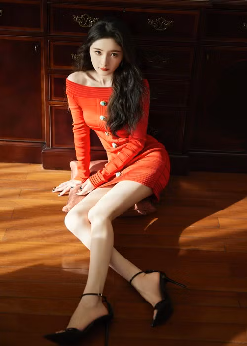 Theo Dân Trí, sau 20 năm hoạt động trong showbiz, Dương Mịch sở hữu khối tài sản khoảng 5 tỷ NDT (hơn 16.400 tỷ đồng). Ảnh: Zing.