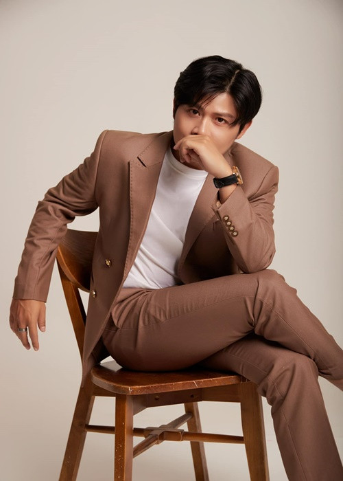 Không ít ca khúc của nhạc sĩ Nguyễn Văn Chung được mua bản quyền tại nước ngoài. Năm 2021, chia sẻ trên Dân Trí, nhạc sĩ Nguyễn Văn Chung cho hay, Vầng trăng khóc, Đêm trăng tình yêu, Bay giữa ngân hà và Chiếc khăn gió ấm đã được các nghệ sĩ tại Trung Quốc mua bản quyền để chuyển thể qua tiếng Trung và phát hành tại nước này. Theo Nguyễn Văn Chung, anh là nhạc sĩ Việt đầu tiên có ca khúc được mua bản quyền tại Trung Quốc.