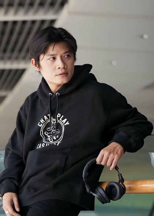 Tháng 8/2022, nhạc sĩ Nguyễn Văn Chung chia sẻ, anh nhận số tiền tác quyền hơn 510 triệu đồng từ Trung tâm Bảo vệ quyền tác giả âm nhạc Việt Nam cho quý 2 năm 2022. Trung bình, tiền tác quyền các quý của anh dao động 200 - 300 triệu đồng/quý.