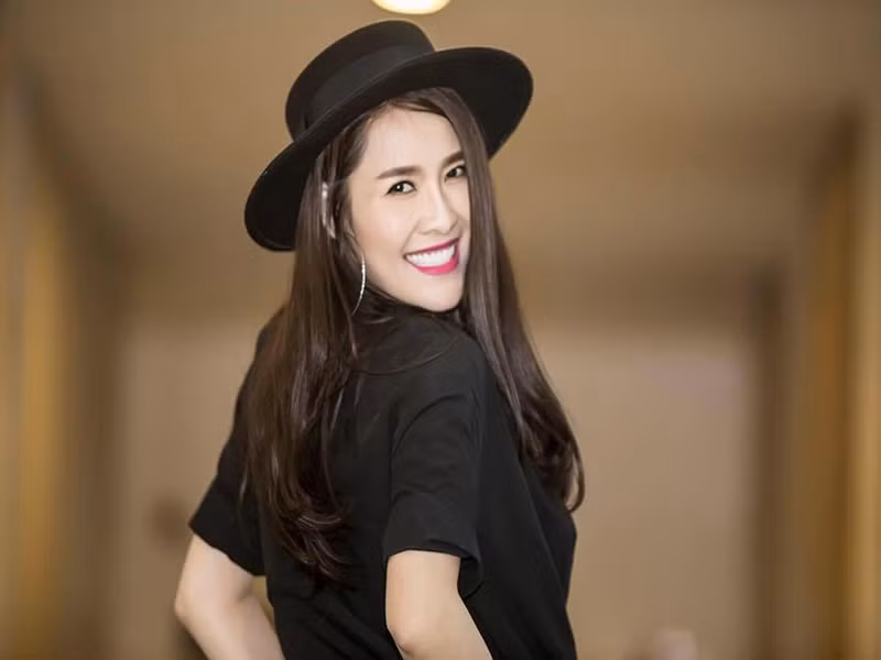 Quế Vân còn vướng nhiều lùm xùm khác như hôn đồng giới, chụp ảnh selfie trong đám tang, thi chui Hoa hậu người Việt hoàn cầu 2013, vướng tin đồn hẹn hò Cao Thái Sơn. Ảnh: FBNV.